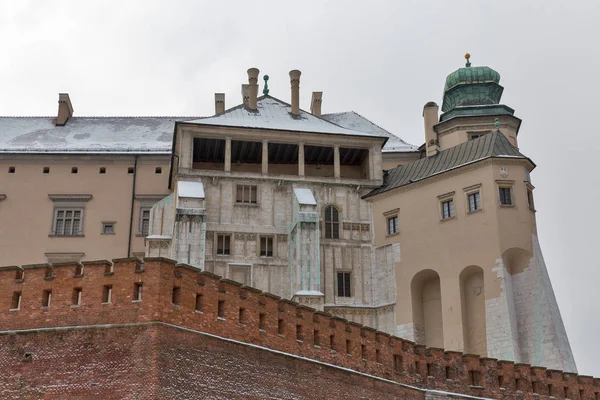 Wieże i mury obronne. Zamek na Wawelu, Kraków, Polska. — Zdjęcie stockowe