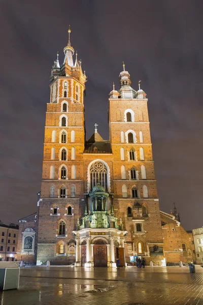 Facciata della chiesa gotica di Santa Maria di notte a Cracovia, Polonia — Foto Stock
