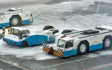 Kış Boryspil Havalimanı Servisi asfalt kamyon Park. Kiev, Ukrayna.
