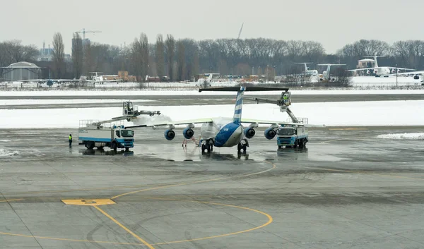 融雪剂治疗翼飞机在鲍里斯波尔机场。基辅，乌克兰. — 图库照片