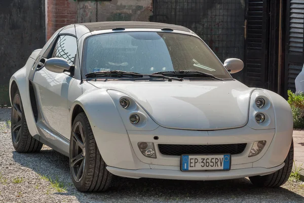 Sportcar Smart Roadster coupé ao ar livre em Pisa, Itália . — Fotografia de Stock