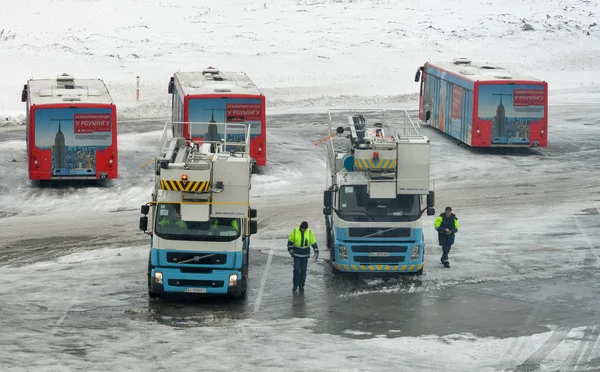 Halkbekämpning bilar och passagerare bussar i Boryspil flygplats. Kiev, Ukraina. — Stockfoto