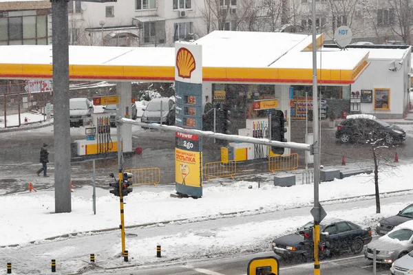 Shell benzin istasyonu ile sokakta kar fırtınası. Sofia, Bulgaristan.