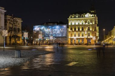 Geceleri Jan Nowak Jezioranski meydanda Krakow, Polonya.