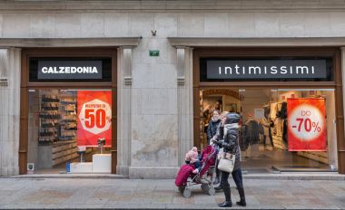 Intimissimi Calzedonia mağaza Krakow Old Town, Polonya.