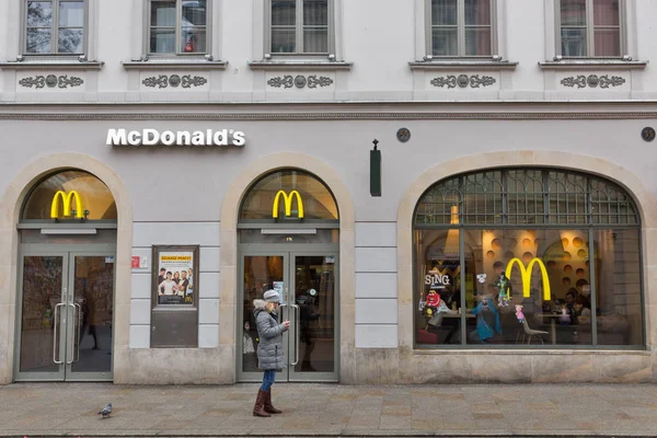 Restaurante McDonald 's em Cracóvia Cidade Velha, Polônia . — Fotografia de Stock