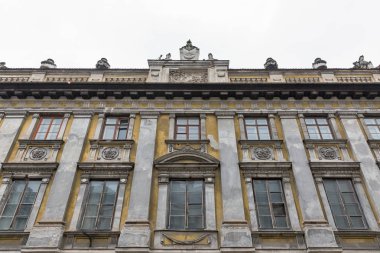 Eski terk edilmiş konut bina closeup Krakow, Polonya.