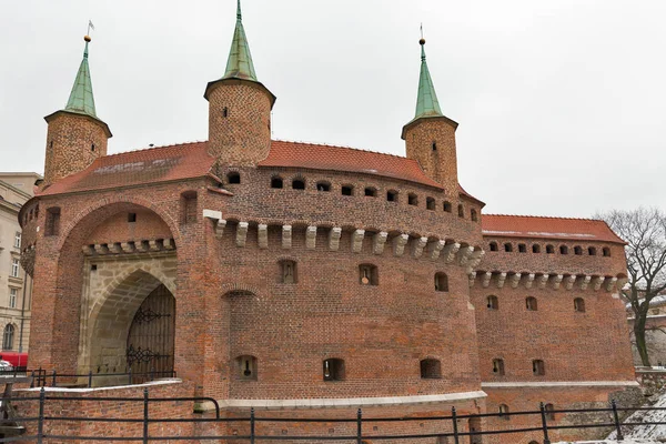 Budynek wojskowy Barbican w zimie w Kraków, Polska. — Zdjęcie stockowe