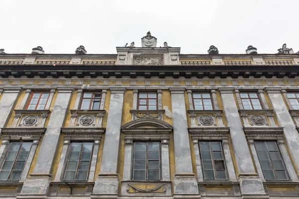 Eski terk edilmiş konut bina closeup Krakow, Polonya.