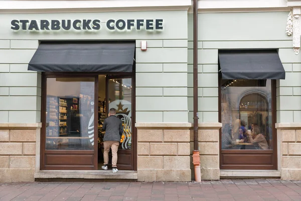 Cafetaria Starbucks em Cracóvia Cidade Velha, Polônia . — Fotografia de Stock