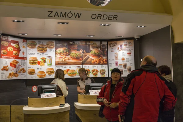 McDonald's Restoran iç Krakow Old Town, Polonya. — Stok fotoğraf
