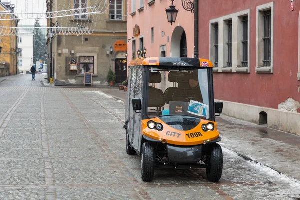 City tour elektrische kleine bus in de oude binnenstad van Warschau, Polen — Stockfoto
