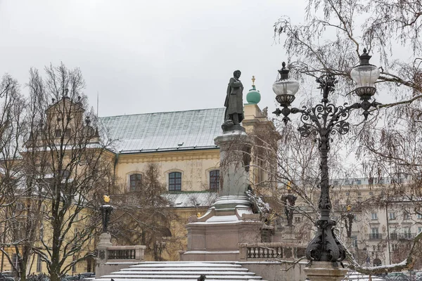 Iglesia carmelita y monumento a Adam Mickiewicz en Varsovia, Polonia — Foto de Stock