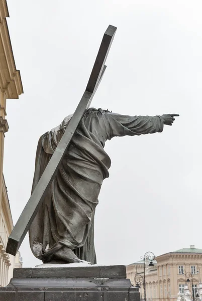 雕塑的基督轴承他交叉的特写镜头。波兰华沙. — 图库照片