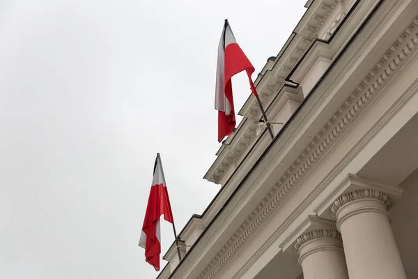 Польські національні прапори з жалоби стрічки — стокове фото