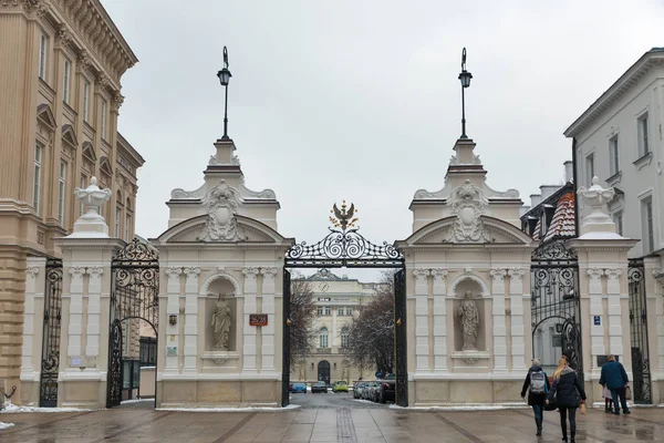 Главные ворота Варшавского университета . — стоковое фото