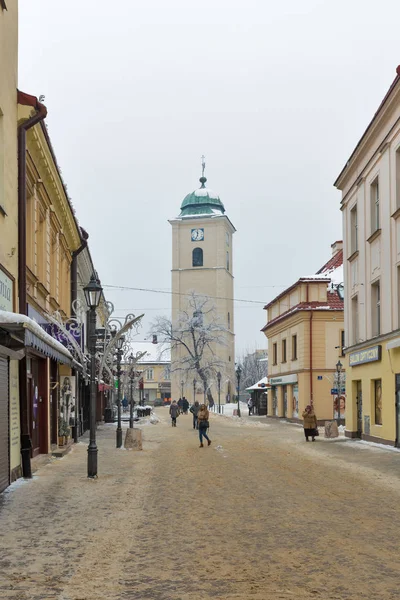 Zimowe zegar wieży Kościoła na plac Farny w Rzeszów, Polska — Zdjęcie stockowe