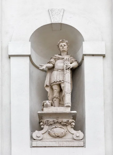 Настенная статуя Крестовоздвиженского храма в Ржешове, Польша . — стоковое фото