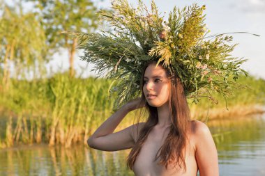 Çelenk güzel çıplak genç kadınla suda iyi eğlenceler.