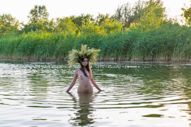 Çelenk güzel çıplak genç kadınla suda iyi eğlenceler.