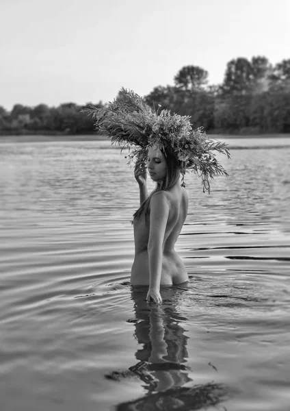 Çelenk güzel çıplak genç kadınla suda iyi eğlenceler.