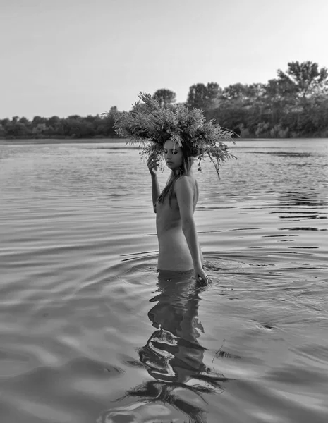 Çelenk güzel çıplak genç kadınla suda iyi eğlenceler.