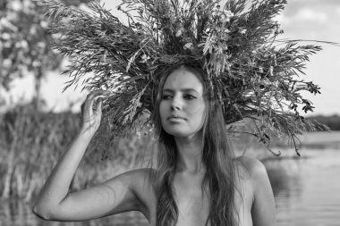 Çelenk güzel çıplak genç kadınla suda iyi eğlenceler.