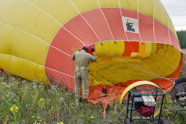 Sıcak hava balon uçuş için hazırlanıyor. Makariv, Ukrayna.