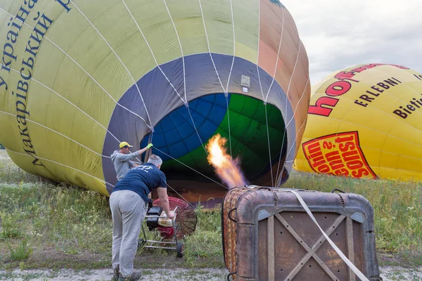 Przygotowanie do lotu balon na ogrzane powietrze. Makarów, Ukraina. — Zdjęcie stockowe