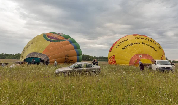 Przygotowanie do lotu balonów na ogrzane powietrze. Makarów, Ukraina. — Zdjęcie stockowe