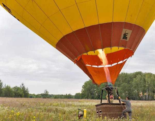 Przygotowanie do lotu balon na ogrzane powietrze. Makarów, Ukraina. — Zdjęcie stockowe