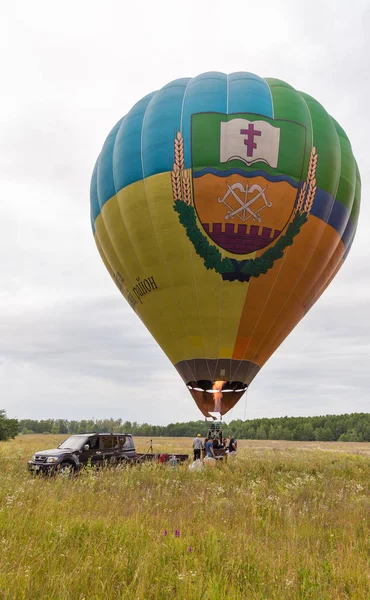 Przygotowanie do lotu balonów na ogrzane powietrze. Makarów, Ukraina. — Zdjęcie stockowe