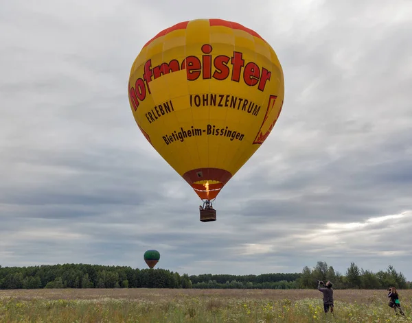 Gorące powietrze balony startu. Makarów, Ukraina. — Zdjęcie stockowe