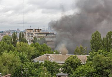 şehrin yangından duman.