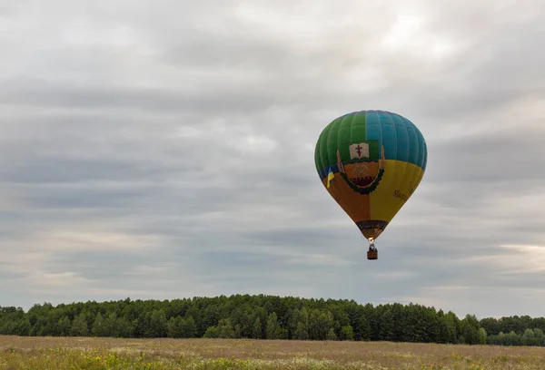 Heißluftballons starten. makariv, ukraine. — Stockfoto