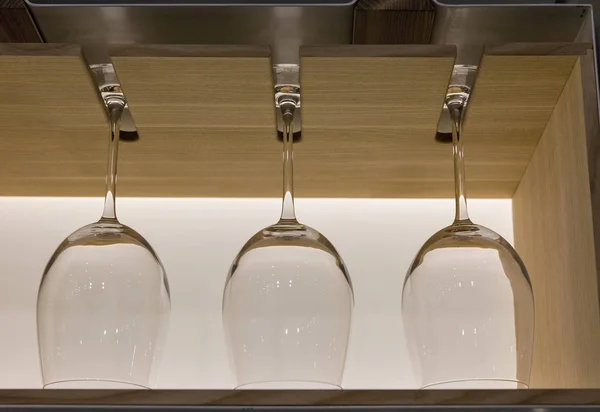 Verres à vin en cristal dans une rangée pendaison — Photo