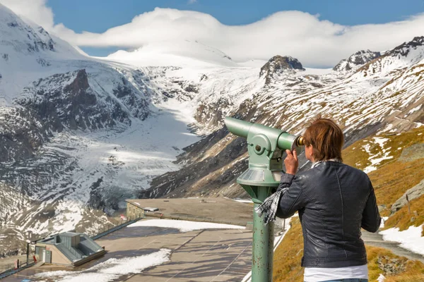 Mulher turista com telescópio em Grossglockner, High Alps, Áustria . — Fotografia de Stock