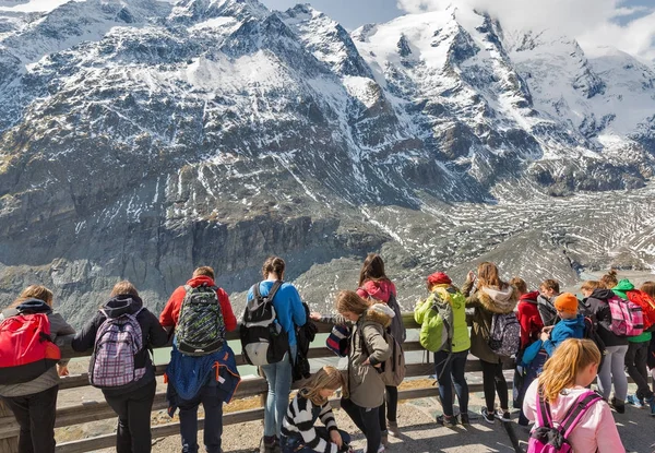 Människor besöker observation plattform av Grossglockner Pasterzen glaciär i Österrike. — Stockfoto