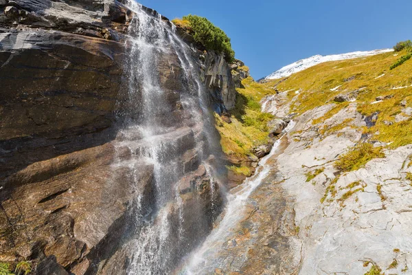 Pintoresca cascada alpina, Grossglockner High Alpine Road en los Alpes austríacos . —  Fotos de Stock