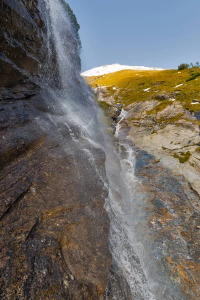 Cachoeira alpina pitoresca, Grossglockner High Alpine Road em Alpes austríacos . — Fotografia de Stock