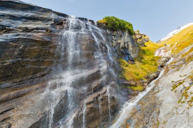 Pitoresk alpin şelale, Avusturya Alpleri'nde Grossglockner yüksek dağ yolu.