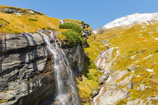 Pintoresca cascada alpina, Grossglockner High Alpine Road en los Alpes austríacos . —  Fotos de Stock
