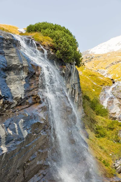 Cachoeira alpina pitoresca, Grossglockner High Alpine Road em Alpes austríacos . — Fotografia de Stock