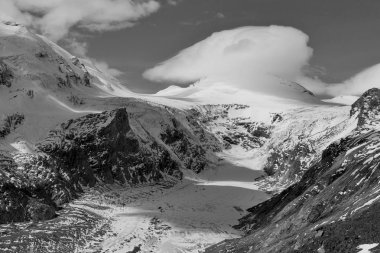 Kaiser Franz Josef glacier. Grossglockner, Avusturya Alplerinde. Siyah ve beyaz.