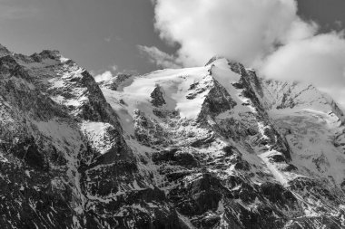 Kaiser Franz Josef glacier dağlar, Avusturya Alplerinde. Siyah ve beyaz.