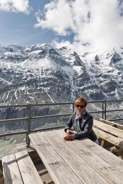 Woman in Kaiser Franz Joseph glacier. Grossglockner, Alps, Austria. — Stock Photo, Image