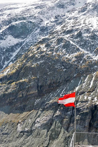 Bandera de Austria en la zona de Grossglockner en Austria . — Foto de Stock