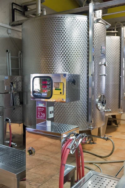 Moderní vinařské hliníkové sudy. Vinakoper vinařství v Koperu, Slovinsko. — Stock fotografie