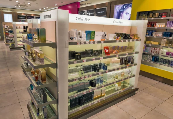 Parfümerie-Regal im reisefreien Geschäft. Slowenien, Slowenien. — Stockfoto