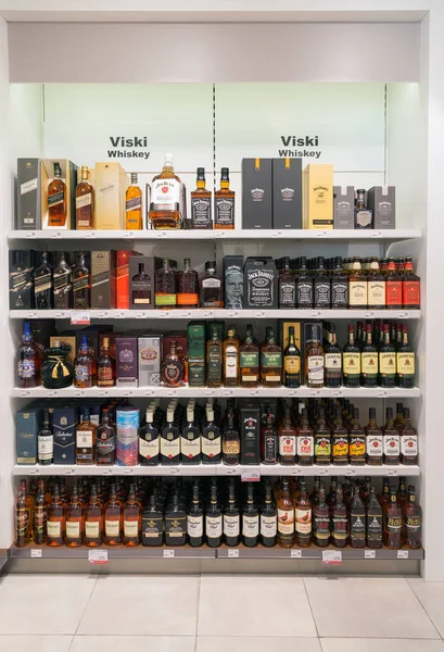 Whiskey butikshyllan i Travel Free shop. Skofije, Slovenien. — Stockfoto